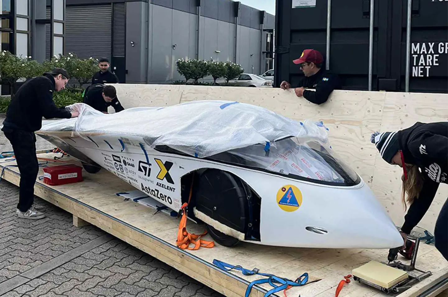 JU Solar unpacking their car